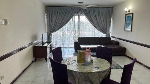 Χώρος καθιστικού στο Condo D 'Savoy 3 Room