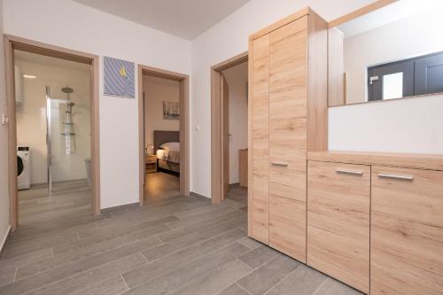 uma sala com um grande armário de madeira e um quarto em Kuća za odmor Sara em Privlaka