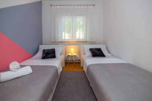 Postel nebo postele na pokoji v ubytování HOLIDAY HOME MARTINA, Vinjani - Imotski