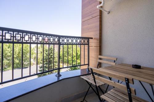 balcón con banco de madera y ventana en Amarant Aparts, en Sofía