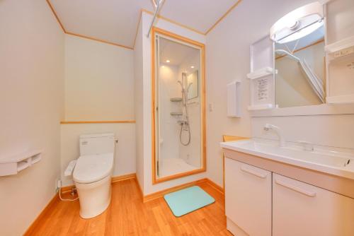 uma casa de banho com um WC, um lavatório e um chuveiro em 赤富士亭 em Fujiyoshida