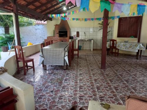 a room with a table and chairs and a kitchen at CASA DE PRAIA CAJUEIRO ALTER in Alter do Chao