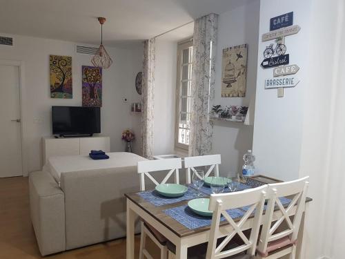 a living room with a table and a couch at Apartamento Plaza del Teatro Parking free in Málaga