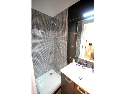 une salle de bain avec une douche, des toilettes et un lavabo dans l'établissement Superbe studio meublé cosy avec lit superconfort au calme Jean médecin, à Nice