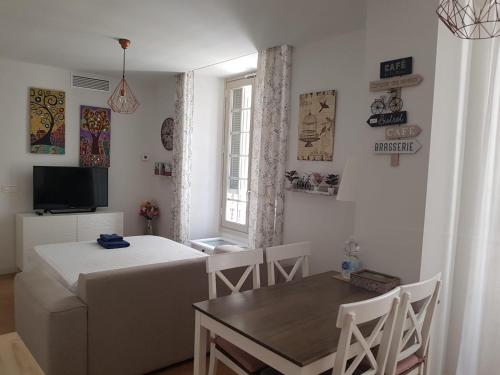 a living room with a table and a dining room at Apartamento Plaza del Teatro Parking free in Málaga
