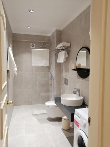 フェティエにあるChannel Suitesのトイレと洗面台付きのバスルーム