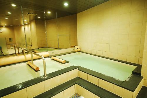 
The swimming pool at or close to Capsule Hotel Anshin Oyado Shinbashi
