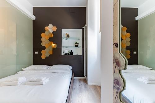 米蘭的住宿－Amazing flat in Duomo by Easylife，一间卧室配有两张床和镜子