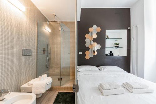 sypialnia z łóżkiem, prysznicem i umywalką w obiekcie Amazing flat in Duomo by Easylife w Mediolanie