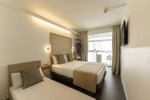 um quarto de hotel com uma cama e um sofá em Casa Lit Barcelona by Ona em Barcelona