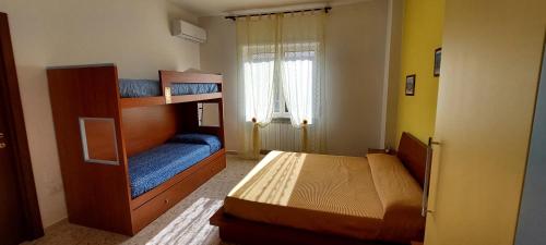 1 Schlafzimmer mit 2 Etagenbetten und einem Fenster in der Unterkunft Lincoln B&B in Caserta