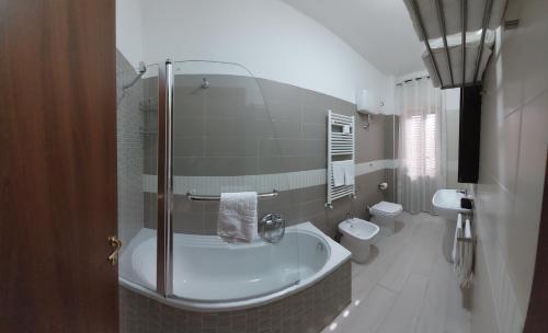 ein Bad mit einer Badewanne und einem WC in der Unterkunft Lincoln B&B in Caserta