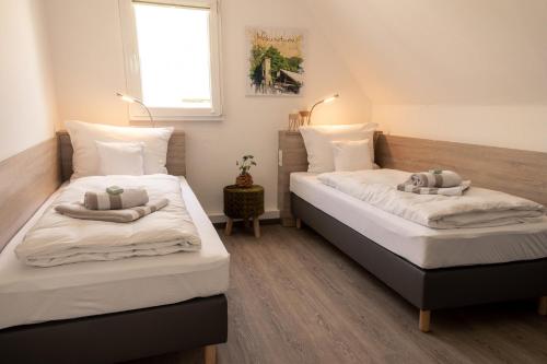 two beds in a small room with at HeimatHerz Hotel Garni in Herdecke