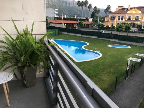 balkon z widokiem na basen w obiekcie Apartamentos Boutique Arquera Golf I w mieście Llanes