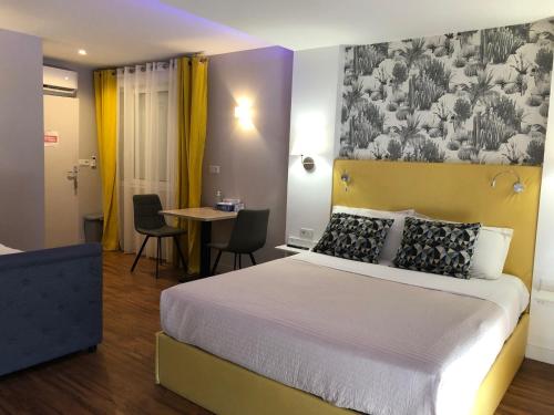 1 dormitorio con 1 cama y 1 mesa con sillas en chambre suite B&B en Montpellier