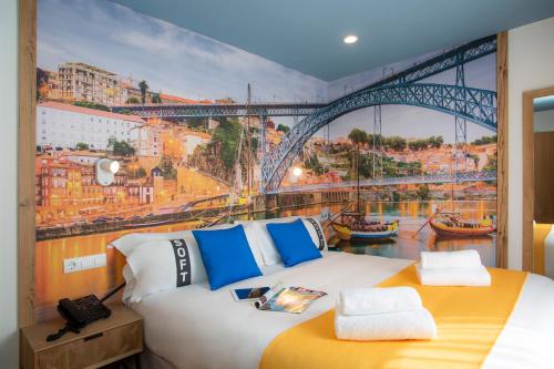 ein Schlafzimmer mit einem großen Wandbild einer Brücke in der Unterkunft Casual Raízes Porto in Porto