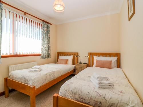 - une chambre avec 2 lits et une fenêtre dans l'établissement 48 Edenbank Road, à Cupar