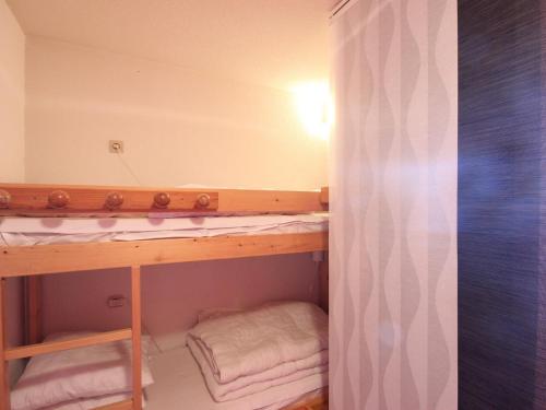 Cette chambre comprend des lits superposés et des serviettes. dans l'établissement Studio chaleureux à Vallandry, 4 pers., proche pistes et commerces, animaux admis - FR-1-411-359, à Landry