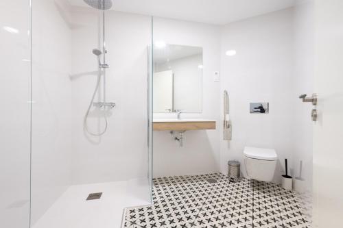 a bathroom with a shower and a toilet and a sink at Casa de Miranda in Ézaro
