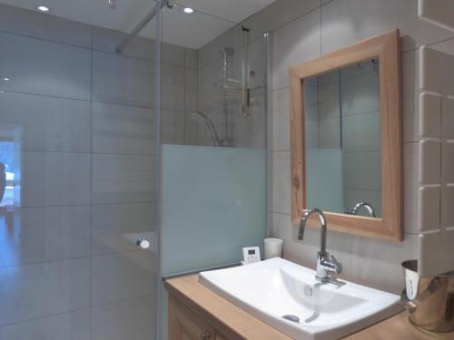 une salle de bain avec un lavabo et une douche avec un miroir dans l'établissement Appartement rénové 2 pièces à Méribel, vue montagne - FR-1-411-517, à Les Allues