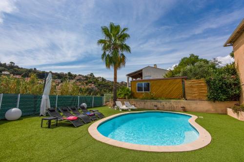 - une piscine dans une cour avec des chaises et un palmier dans l'établissement Villa Escalinada VI4310 By Riviera Holiday Homes, à Nice