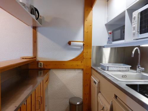 une petite cuisine avec un évier et un comptoir dans l'établissement Bel appartement 2 pièces pour 5 avec balcon et WiFi au cœur d'Arc 1800 - FR-1-411-596, à Arc 1800