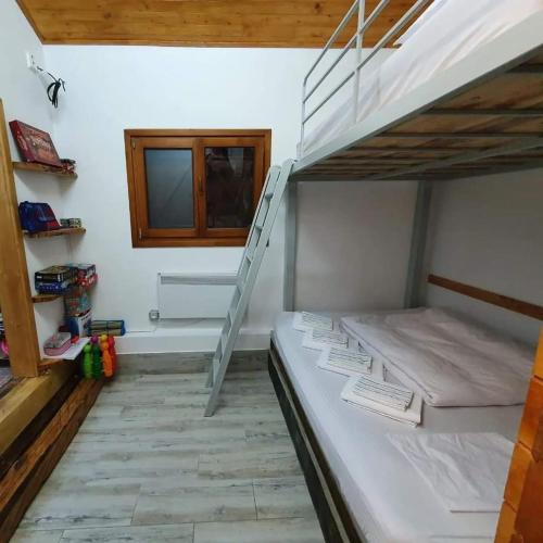 Двухъярусная кровать или двухъярусные кровати в номере KALMul naturii, iureșul pădurii