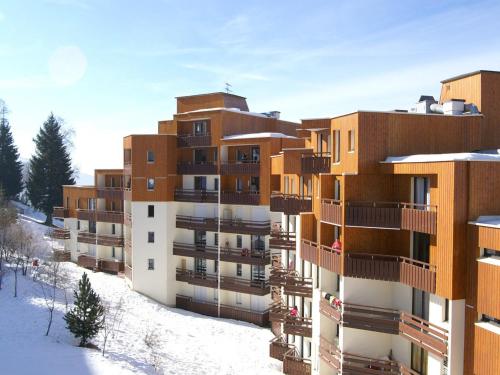 un immeuble avec de la neige au sol dans l'établissement Studio confortable avec balcon pour 3 personnes - FR-1-557-116, à Les Adrets