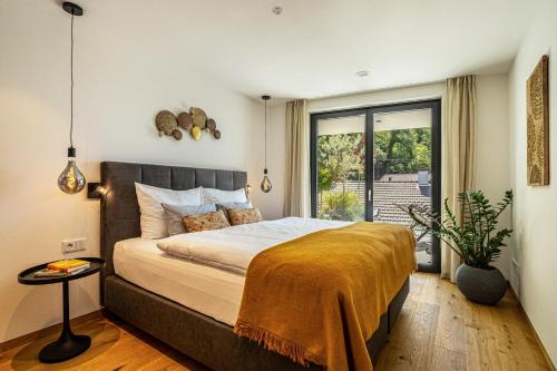 a bedroom with a large bed and a window at Videre Penthouse Lodge in Gargazzone