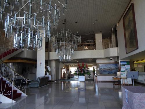 a large lobby with chandeliers hanging from the ceiling at Akakura Hotel in Myoko