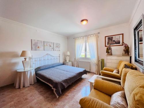 1 dormitorio con 1 cama y 1 sofá en MAS NOU 2, en Castelló d'Empúries