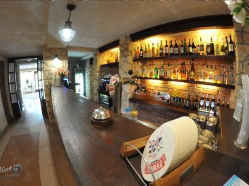 een bar met een houten bar en een bar sidx sidx sidx bij Zajazd Magda in Kroczyce