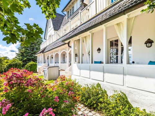 an exterior view of a building with flowers at Ostseeresidenz Lidia mit Terrasse und Meerblick in Sassnitz