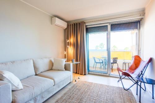 un salon avec un canapé et une table avec des chaises dans l'établissement Studio Emeraudes AP4304, à Nice