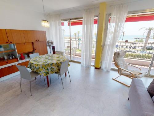 une cuisine et une salle à manger avec une table et des chaises dans l'établissement Studio rénové face mer avec terrasse à Menton, proche centre-ville et plages - FR-1-196-301, à Menton