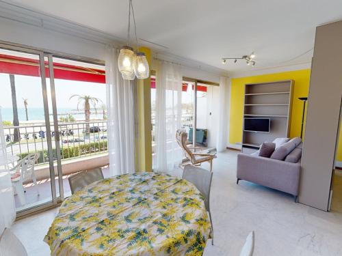 Studio rénové face mer avec terrasse à Menton, proche centre-ville et plages