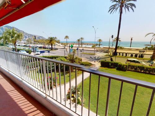 Studio rénové face mer avec terrasse à Menton, proche centre-ville et plages