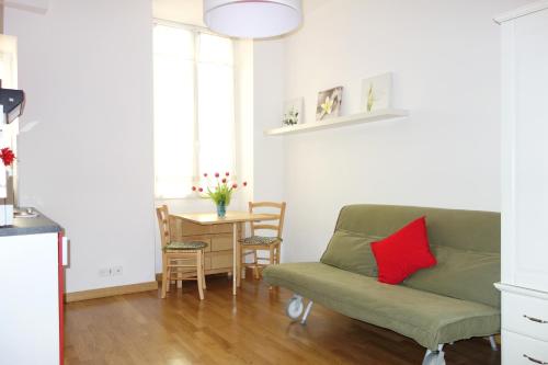 salon z zieloną kanapą i stołem w obiekcie Apartment Palais de France w Nicei