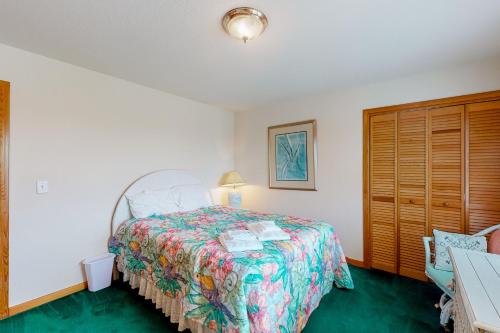a bedroom with a bed and a wooden cabinet at Ann's Palace 415 in Salvo