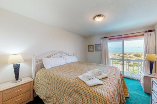 a bedroom with a bed with towels on it at Ann's Palace 415 in Salvo
