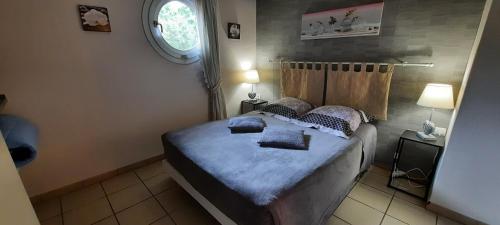 1 dormitorio con 1 cama con 2 almohadas en Chambres d'hôtes au Pays des Etangs, en Bourgaltroff