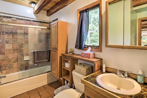ein Bad mit einem Waschbecken, einem WC und einer Dusche in der Unterkunft Tranquil Leicester Sweet Suite with BBQ Deck! in Leicester
