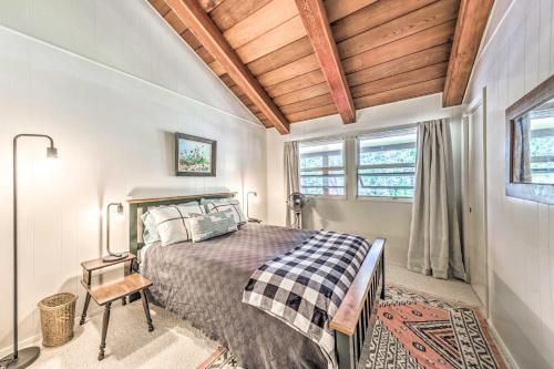 - une chambre avec un lit et un plafond en bois dans l'établissement Mid-Century Modern Ruidoso Cabin with Hot Tub!, à Ruidoso