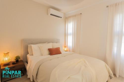 Postel nebo postele na pokoji v ubytování Central & Modern, Pool View, Close to beach, 2Br,2Bt