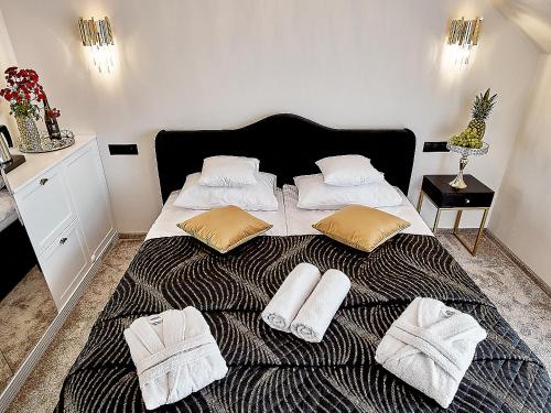 1 dormitorio con 1 cama grande y toallas. en Złota Nuta Villa, en Mikołajki