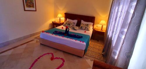 Una cama o camas en una habitación de Hotel de charme et SPA Dar El Bhar