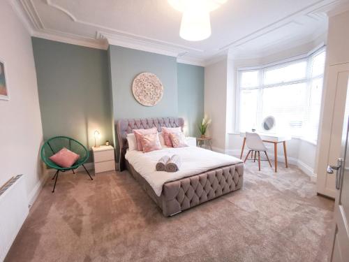 a bedroom with a bed and a desk and a window at Week2Week SEASIDE 2 BEDROOM APARTMENT - Free Parking, WiFi in Westoe