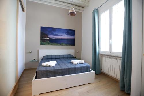 um quarto com uma cama com duas toalhas em La Casetta delle Scienze Suite em Palermo