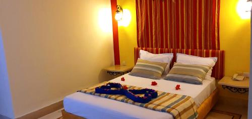 Una cama o camas en una habitación de Hotel de charme et SPA Dar El Bhar