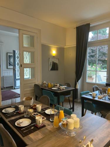 - un salon avec une table et une salle à manger dans l'établissement Chambres d'hôtes Les Perce Neige, à Vernou-sur-Brenne